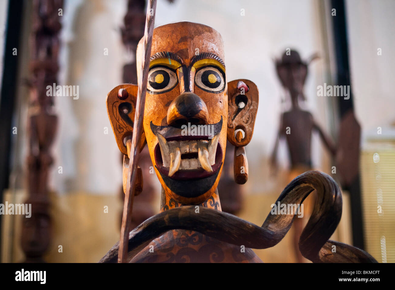 Sculpture sur bois tribal dans le musée de Sarawak. Kuching, Sarawak, Bornéo, Malaisie. Banque D'Images