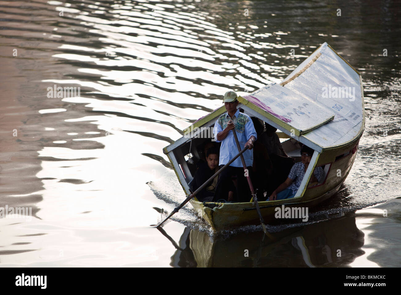 Tambang (bateau-taxi) sampan sur la rivière Sarawak. Kuching, Sarawak, Bornéo, Malaisie. Banque D'Images