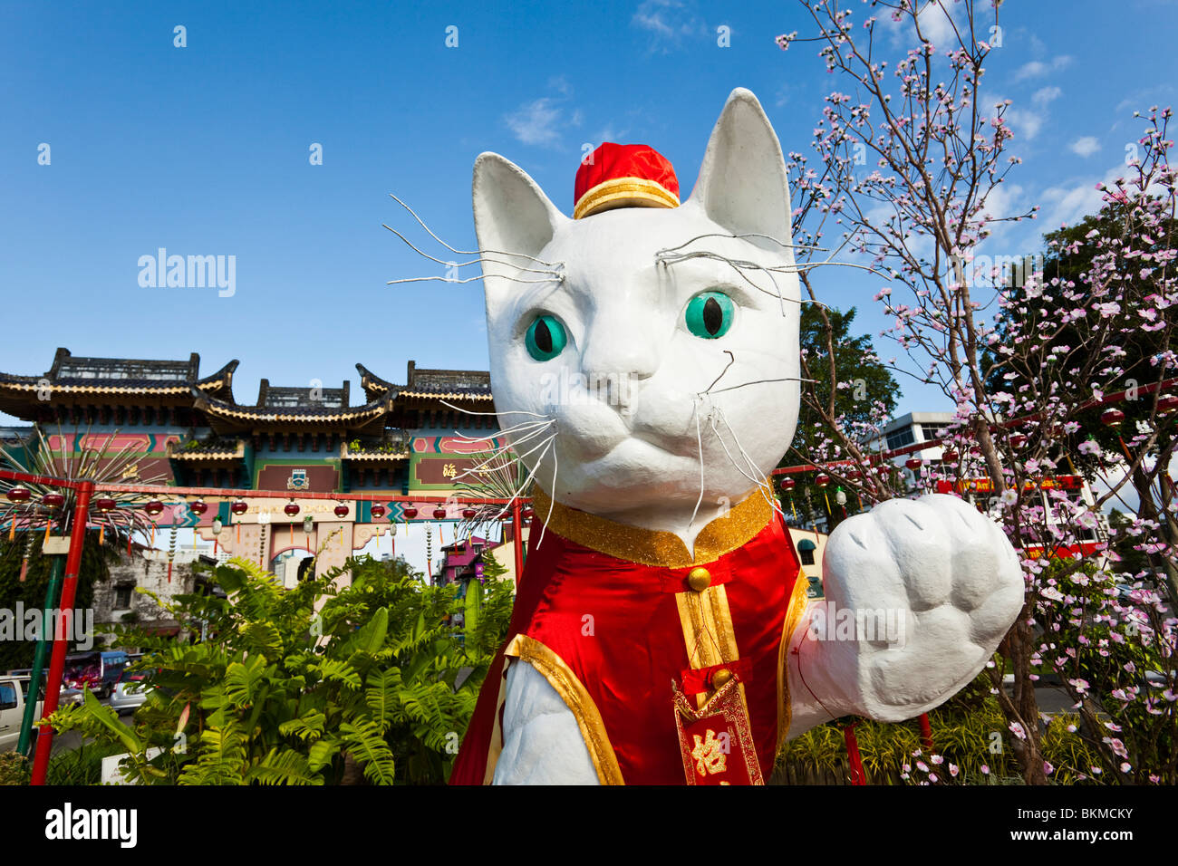 Le grand chat de Kuching monument décoré pour le Nouvel An chinois. Kuching, Sarawak, Bornéo, Malaisie. Banque D'Images