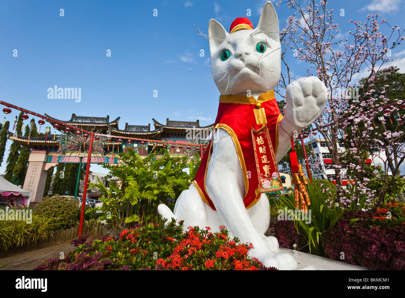 Le grand chat de Kuching monument décoré pour le Nouvel An chinois. Kuching, Sarawak, Bornéo, Malaisie. Banque D'Images