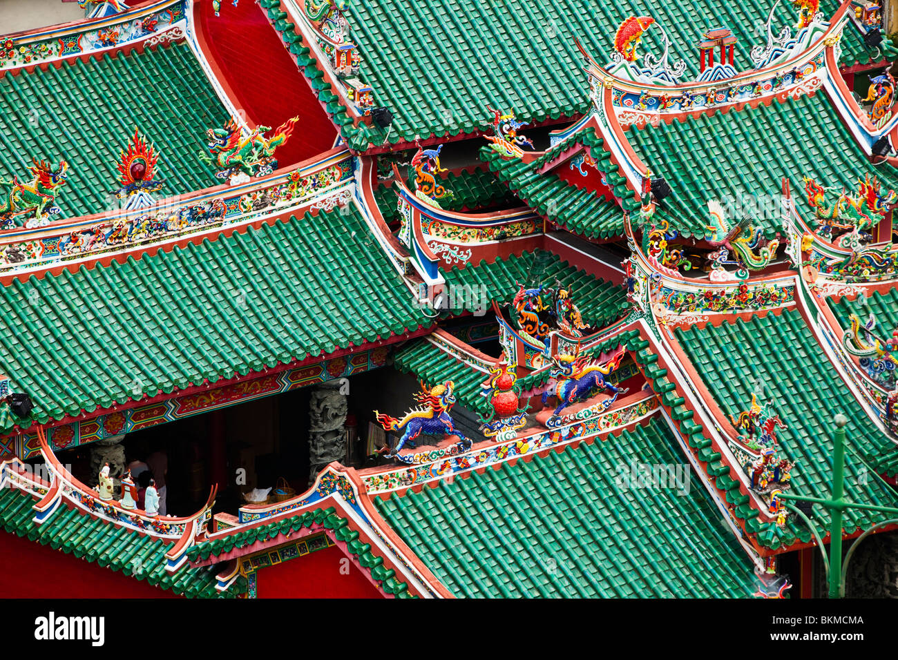 Toit coloré détail du temple chinois de Hong San Si sur Jalan Wayang, Chinatown. Kuching, Sarawak, Bornéo, Malaisie. Banque D'Images