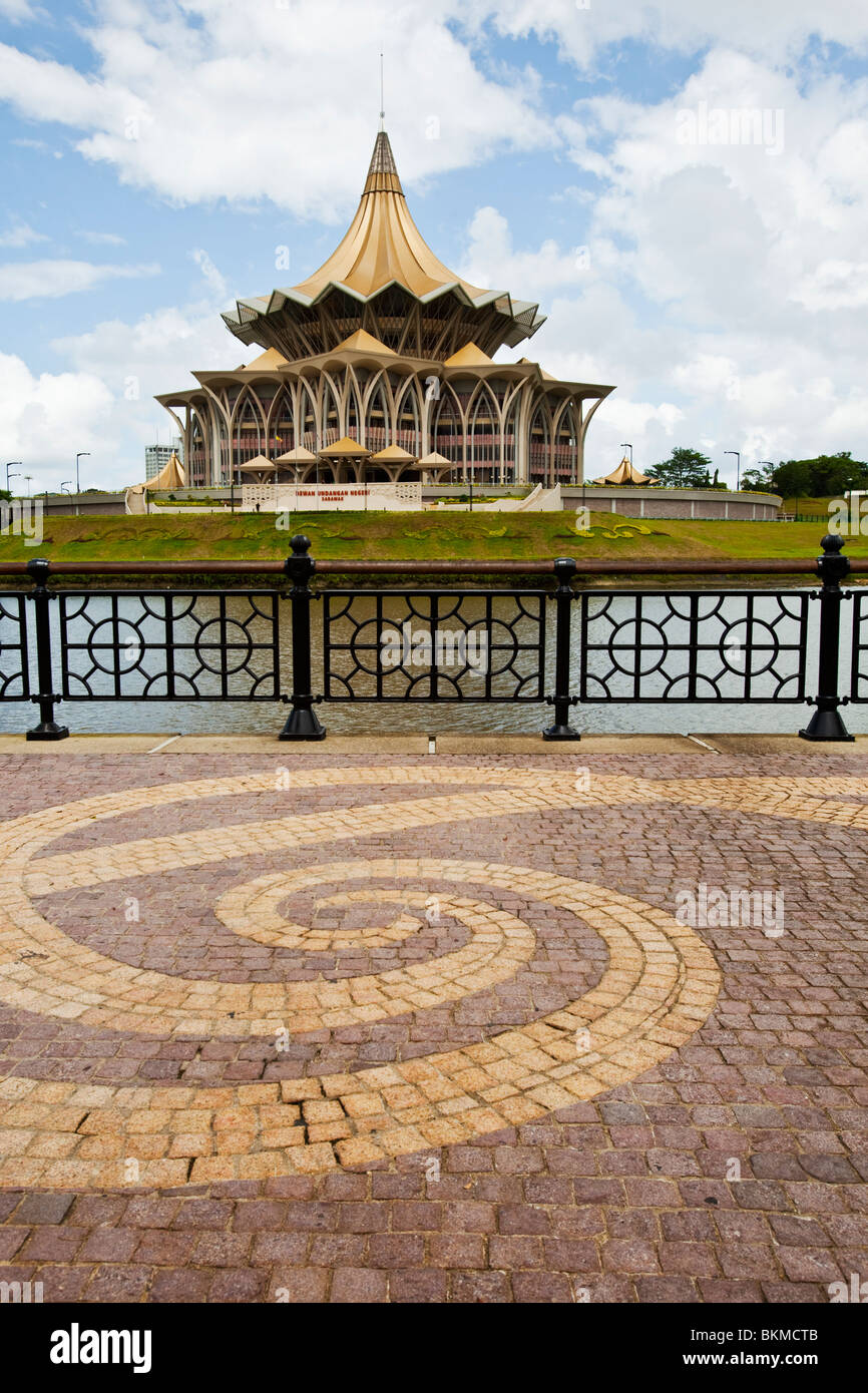 Voir l'ensemble de l'Édifice de l'Assemblée législative de l'État de Sarawak du front de mer de Kuching. Kuching, Sarawak, Bornéo, Malaisie. Banque D'Images