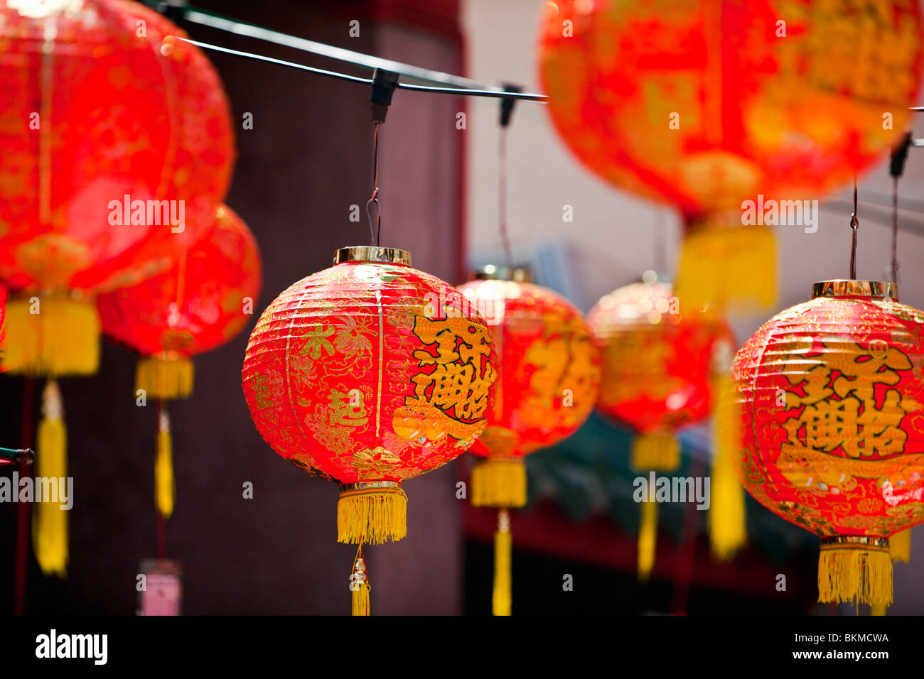 Les lanternes du Nouvel An chinois au temple Miao Ti chanté sur Jalan Carpenter. Kuching, Sarawak, Bornéo, Malaisie. Banque D'Images