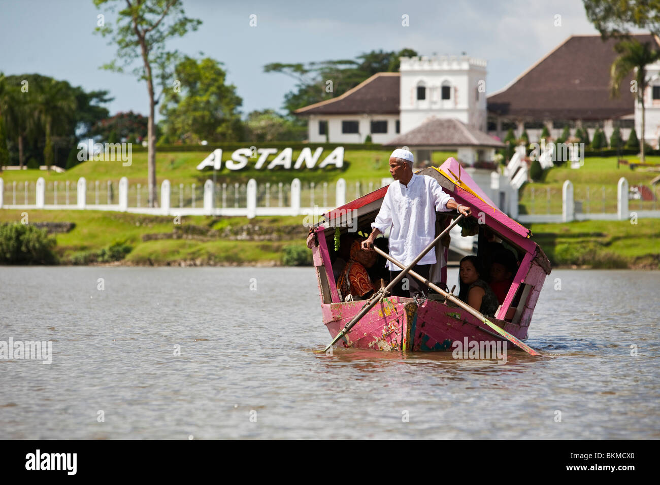 Tambang (sampan (bateau-taxi) traverser la rivière Sungai Sarawak (Sarawak). Kuching, Sarawak, Bornéo, Malaisie. Banque D'Images