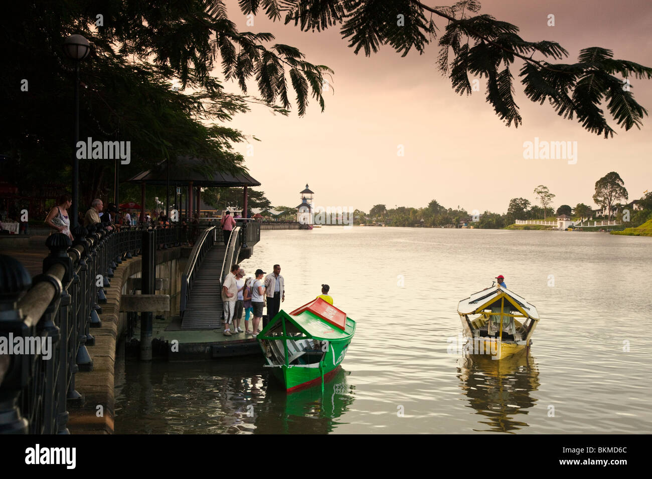 Tambangs (sampan (bateau-taxi) prendre des passagers à bord de l'eau au crépuscule. Kuching, Sarawak, Bornéo, Malaisie. Banque D'Images
