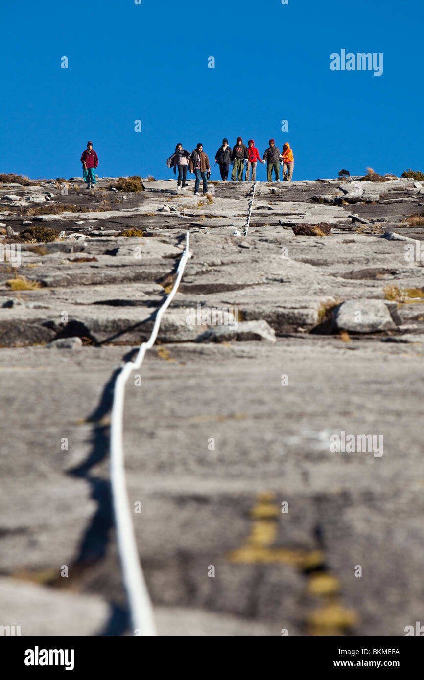 Les randonneurs en ordre décroissant du sommet du Mont Kinabalu. Parc National de Kinabalu, Sabah, Bornéo, Malaisie. Banque D'Images