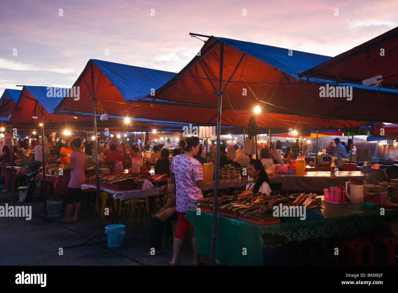 Hawker stands de nourriture au marché de nuit. Kota Kinabalu, Sabah, Bornéo, Malaisie Banque D'Images