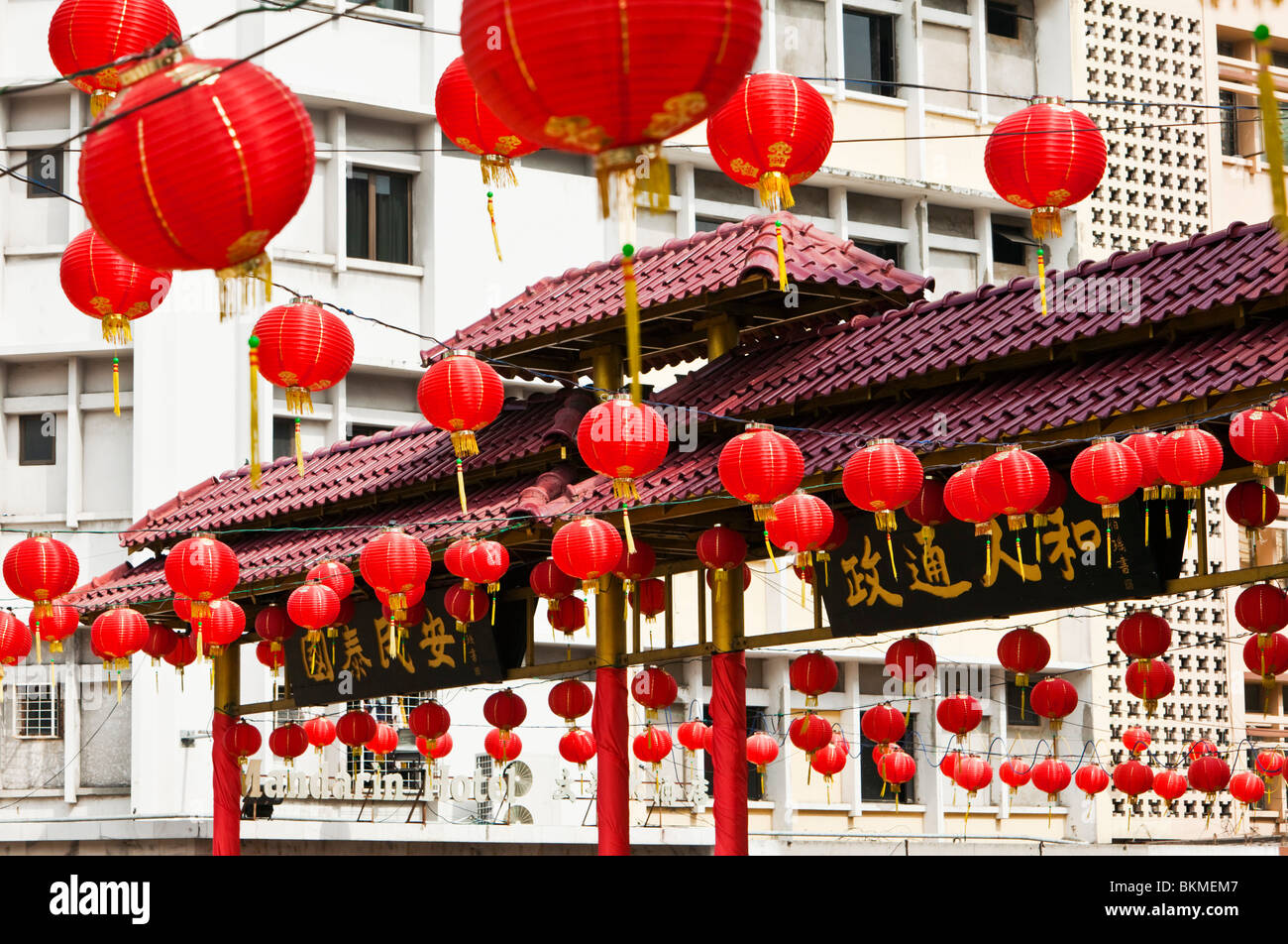 Chinatown gate sur Jalan Gaya décoré pour le Nouvel An chinois. Kota Kinabalu, Sabah, Bornéo, Malaisie. Banque D'Images