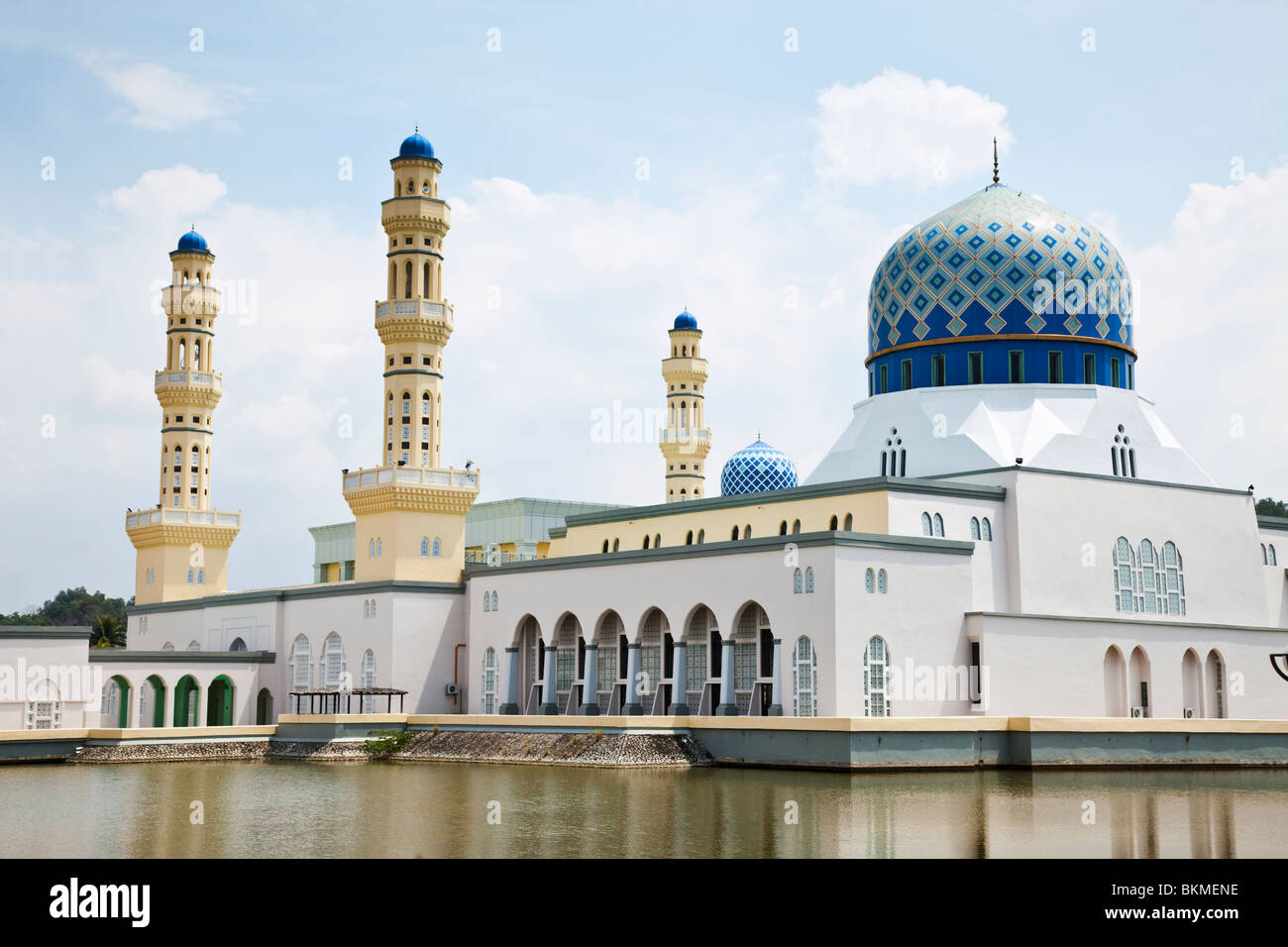 La mosquée de la ville de Kota Kinabalu à Likas Bay. Kota Kinabalu, Sabah, Bornéo, Malaisie. Banque D'Images