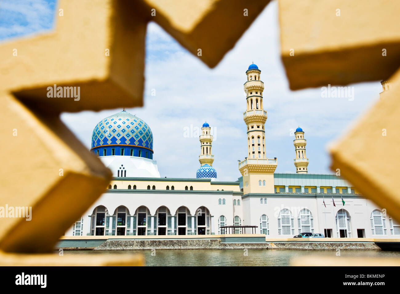 La mosquée de la ville de Kota Kinabalu encadrée par mur géométrique. Likas Bay, Kota Kinabalu, Sabah, Bornéo, Malaisie. Banque D'Images