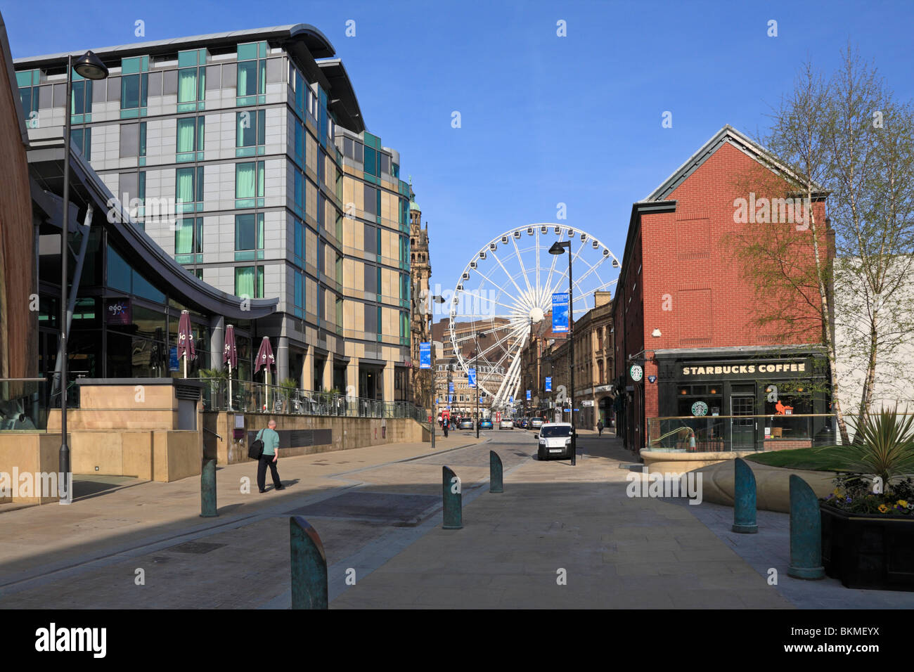 Surrey Street, l'établissement Mercure Hotel et la roue de Sheffield, Sheffield, South Yorkshire, Angleterre, Royaume-Uni. Banque D'Images