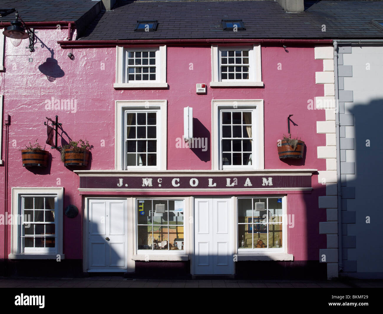 Le bar irlandais traditionnel High Street, Cushendall, comté d'Antrim, en Irlande du Nord Banque D'Images