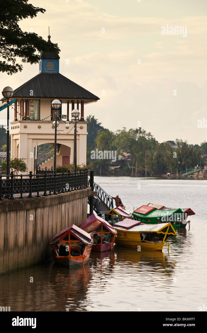 Tambangs (sampan (bateau-taxi) sur le bord de la rivière Sarawak. Kuching, Sarawak, Bornéo, Malaisie. Banque D'Images