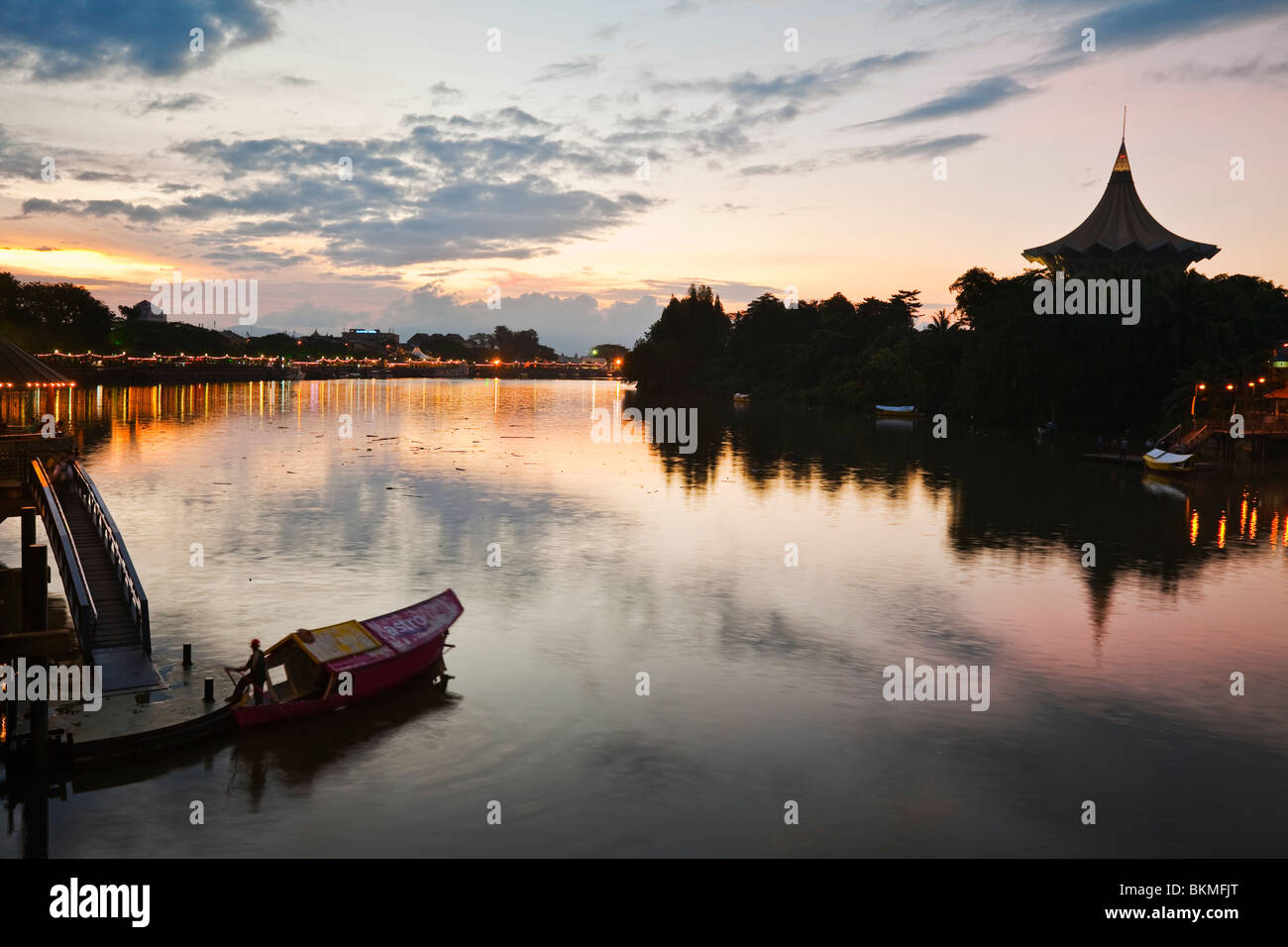 Crépuscule sur la rivière Sarawak et front de mer. Kuching, Sarawak, Bornéo, Malaisie. Banque D'Images