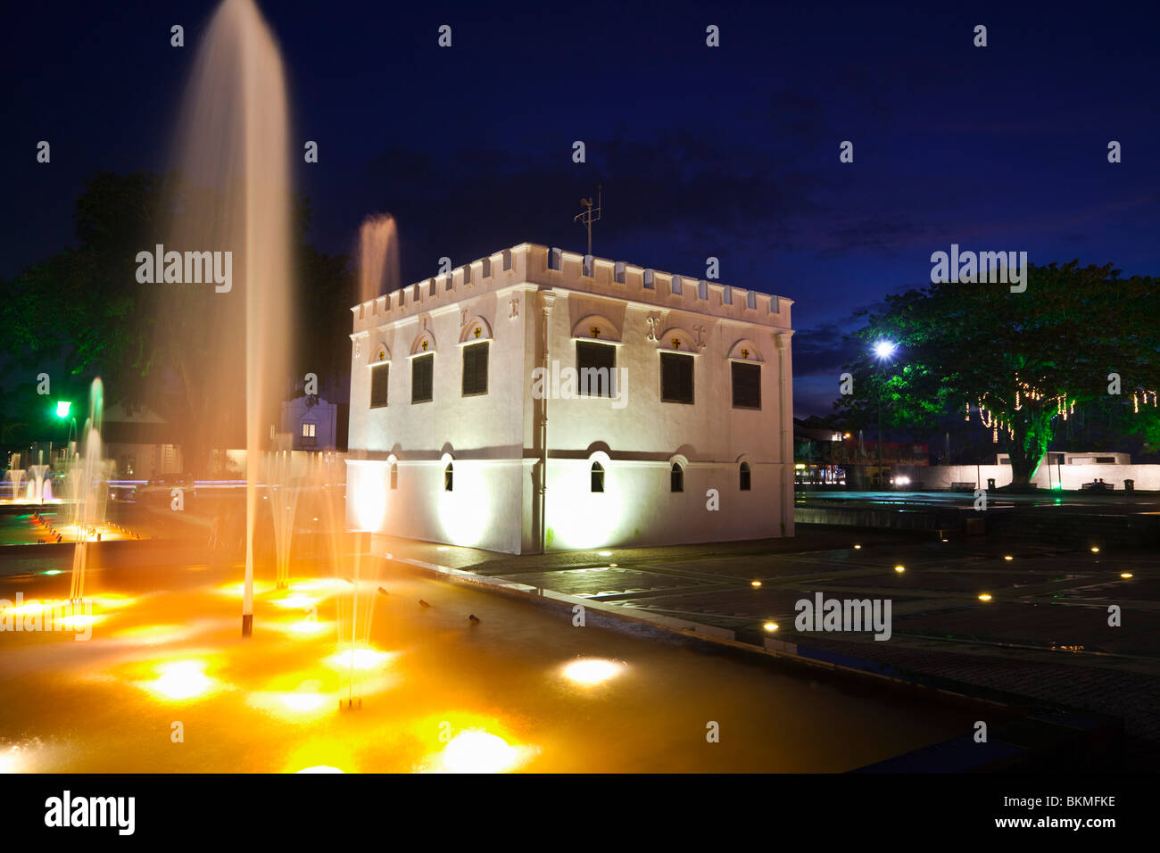 La tour carrée - construit par Charles Brooke en 1879 comme un fort - illuminée la nuit. Kuching, Sarawak, Bornéo, Malaisie. Banque D'Images