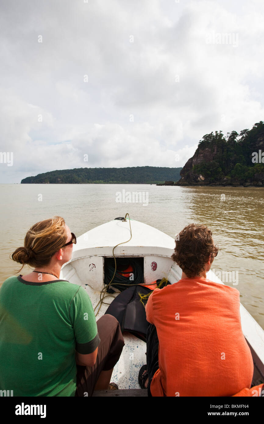 Les touristes sur un bateau à Parc national de Bako. Kuching, Sarawak, Bornéo, Malaisie. Banque D'Images