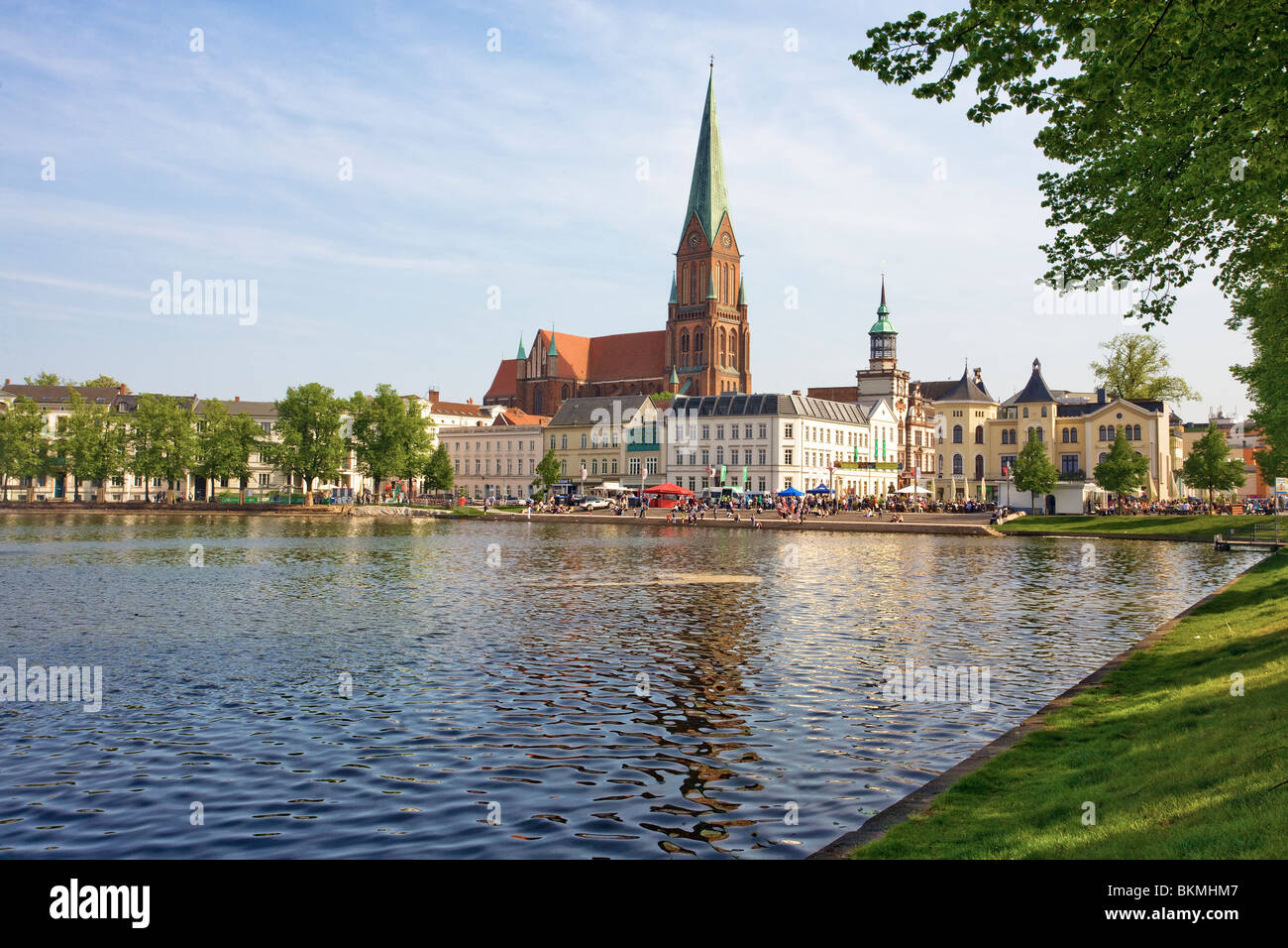 Pfaffenteich avec Cathédrale, Schwerin, Mecklenburg Vorpommern, Allemagne Banque D'Images