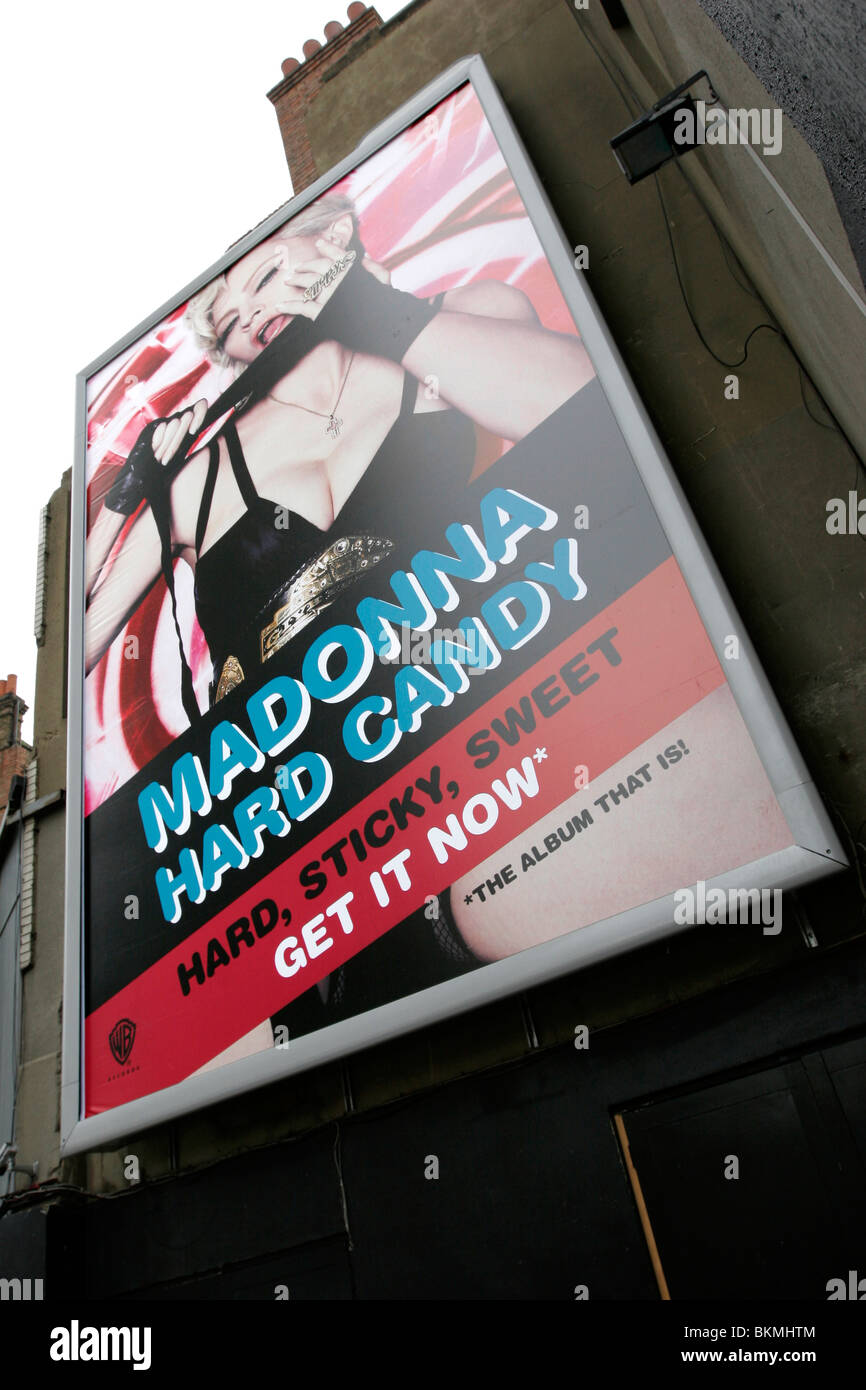 L'album Hard Candy Madonna annoncé sur une affiche, juste à côté de Charing Cross Road dans le centre de Londres Banque D'Images L'album Hard Candy Madonna annoncé sur une affiche, juste à côté de Charing Cross Road dans le centre de Londres Banque D'Images
