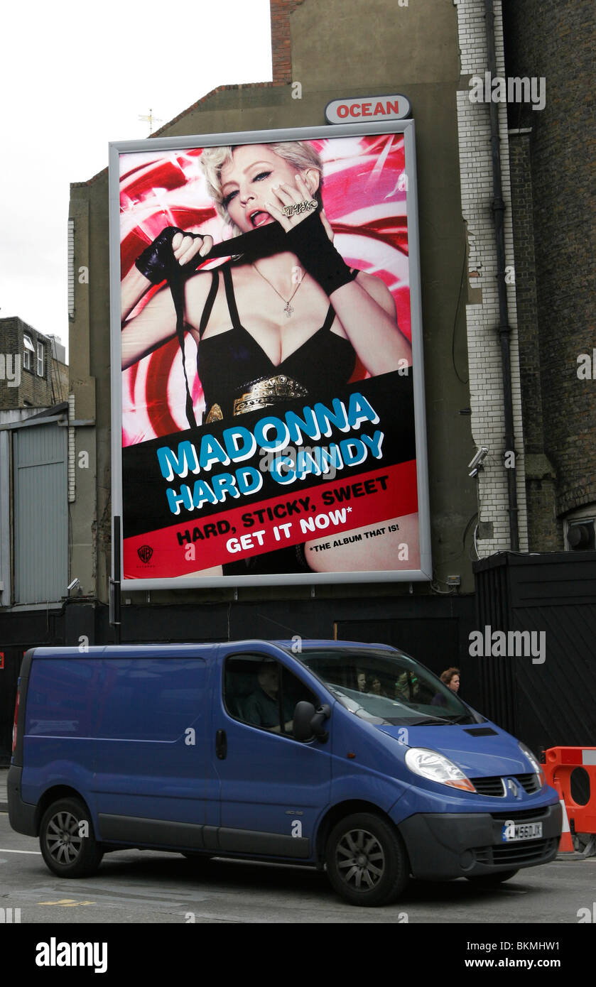 L'album Hard Candy Madonna annoncé sur une affiche, juste à côté de Charing Cross Road dans le centre de Londres Banque D'Images L'album Hard Candy Madonna annoncé sur une affiche, juste à côté de Charing Cross Road dans le centre de Londres Banque D'Images