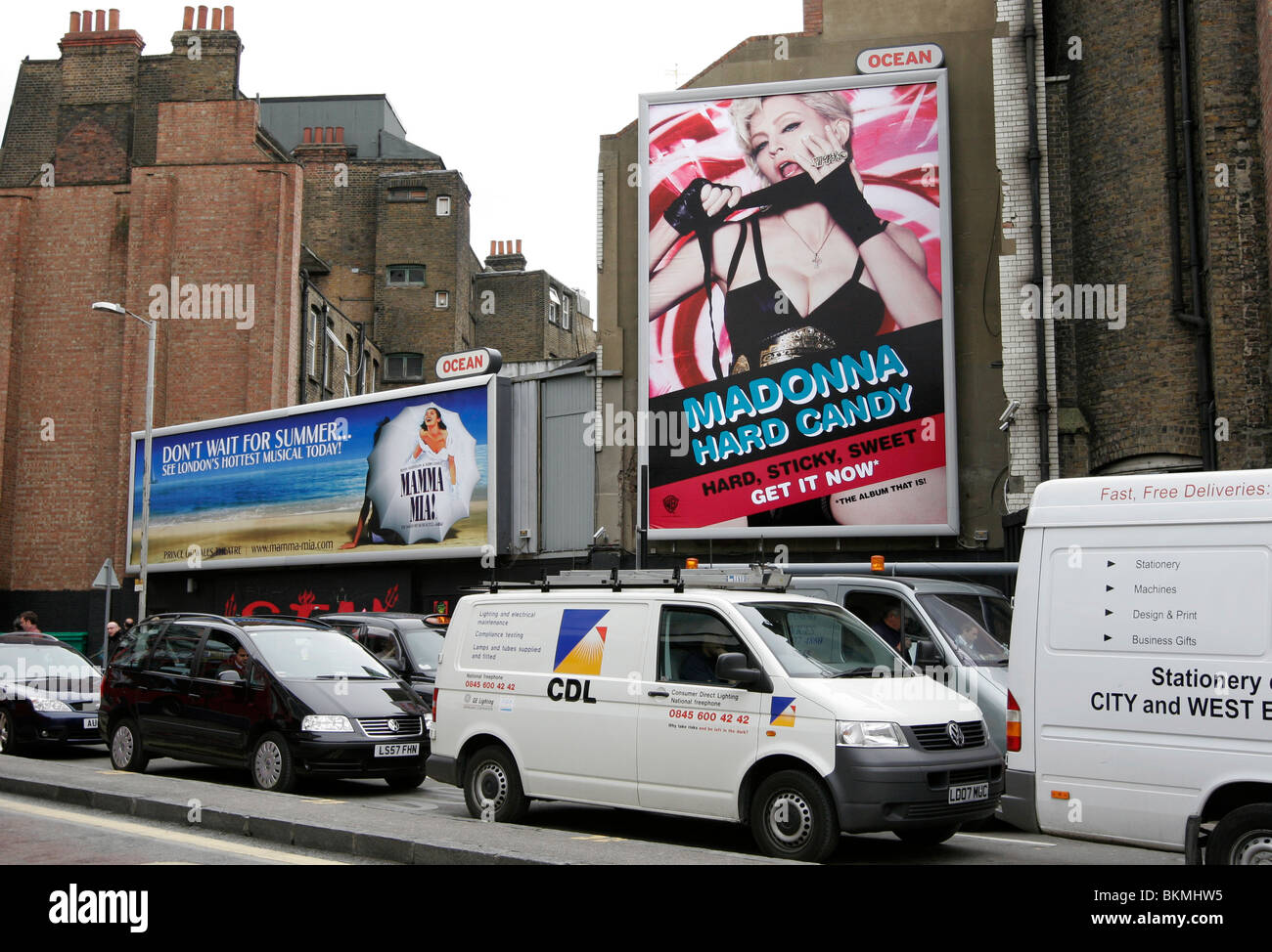 L'album Hard Candy Madonna annoncé sur une affiche, juste à côté de Charing Cross Road dans le centre de Londres Banque D'Images L'album Hard Candy Madonna annoncé sur une affiche, juste à côté de Charing Cross Road dans le centre de Londres Banque D'Images
