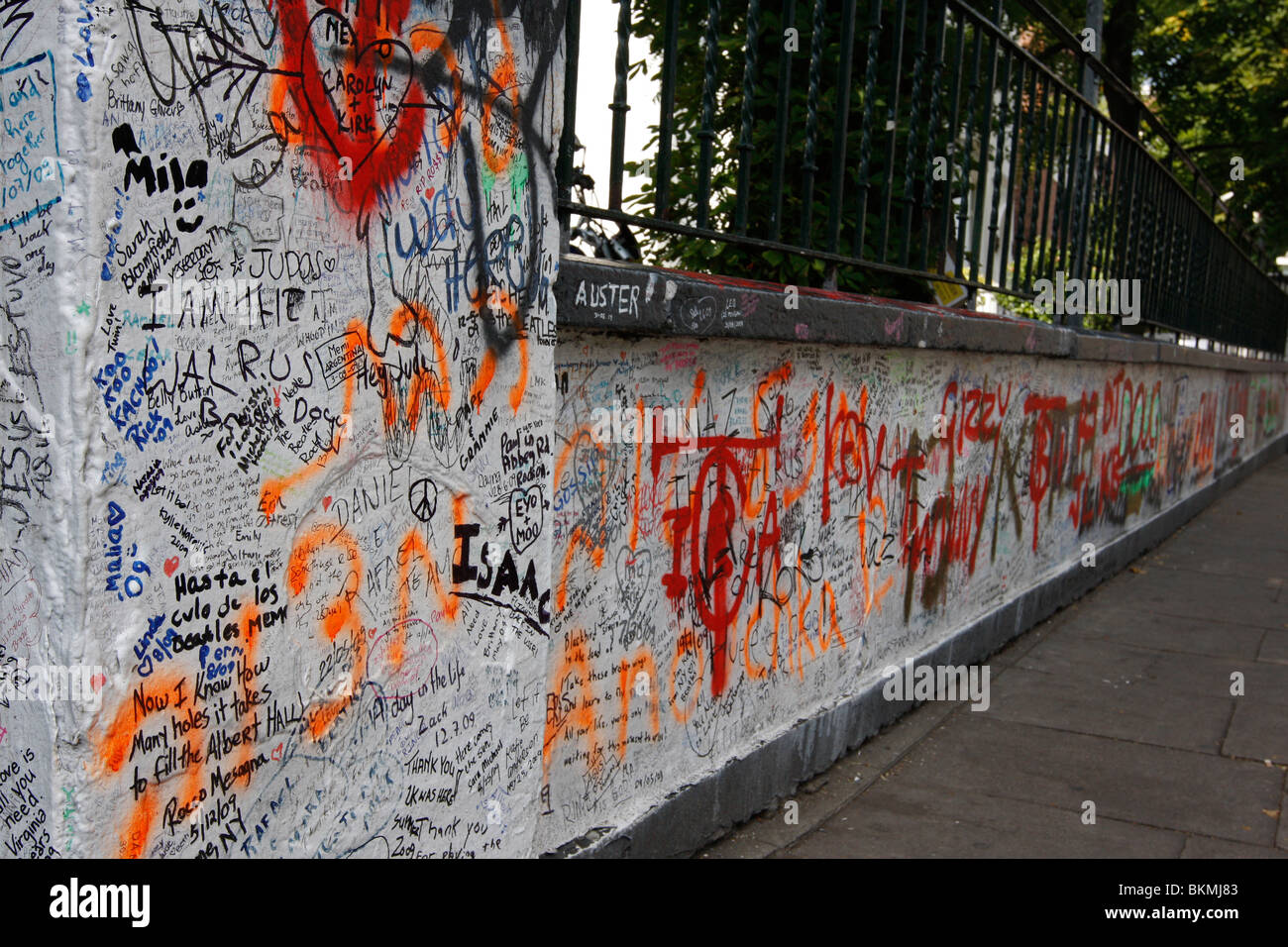 Des graffitis sur les murs de la célèbre Abbey Road studios à Londres's St John's Wood Banque D'Images Des graffitis sur les murs de la célèbre Abbey Road studios à Londres's St John's Wood Banque D'Images