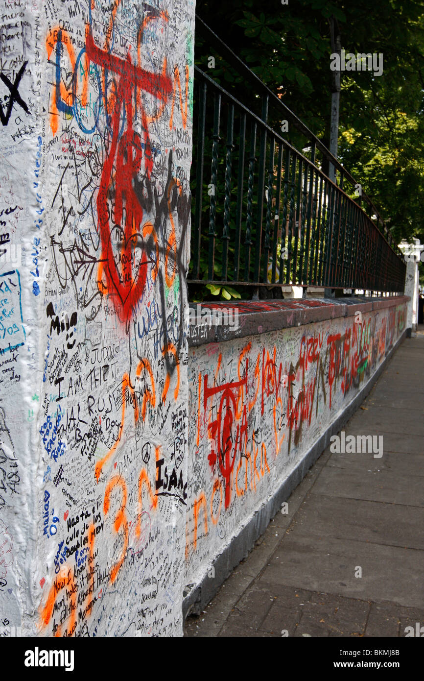 Des graffitis sur les murs de la célèbre Abbey Road studios à Londres's St John's Wood Banque D'Images