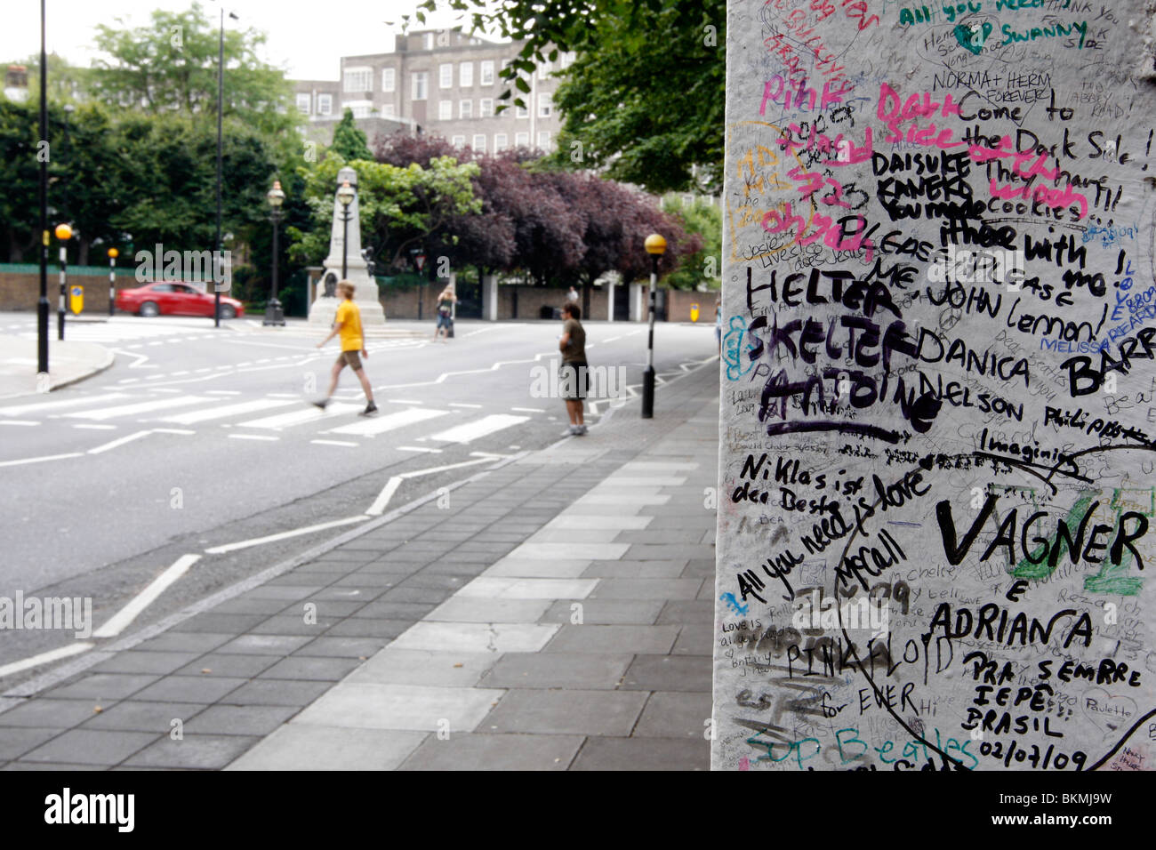 Des graffitis sur les murs de la célèbre Abbey Road studios à Londres's St John's Wood Banque D'Images Des graffitis sur les murs de la célèbre Abbey Road studios à Londres's St John's Wood Banque D'Images