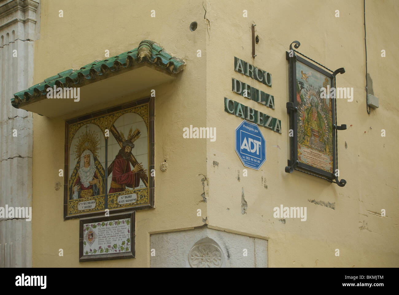 Icônes sur le mur d'une église catholique sur le coin de la Calle Arco de la Cabeza et Calle Andres Perez Banque D'Images