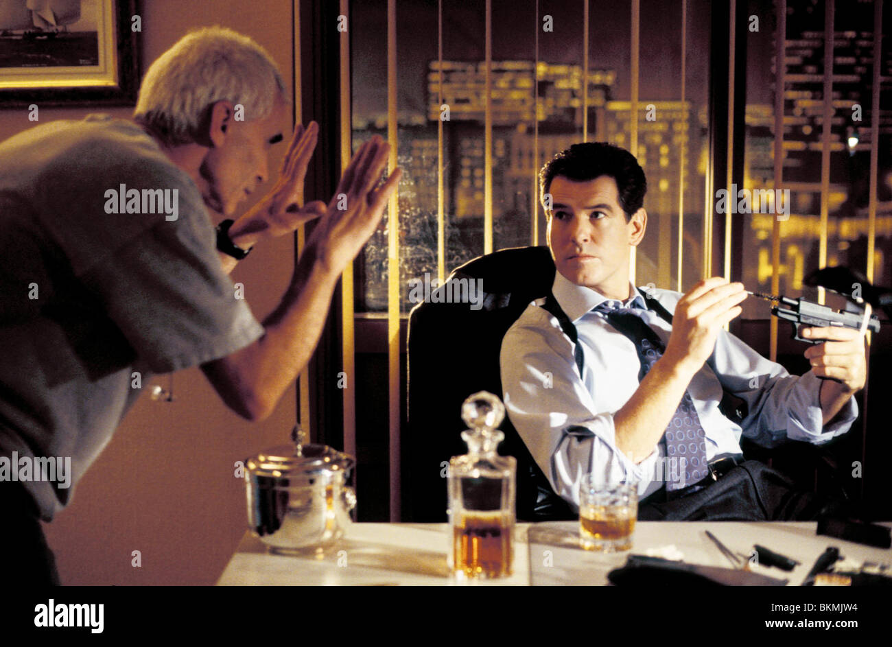 Tournage O/S 'DIE ANOTHER DAY' (2002) LEE TAMAHORI (DIR), Pierce Brosnan DIADE 002-F1 Banque D'Images