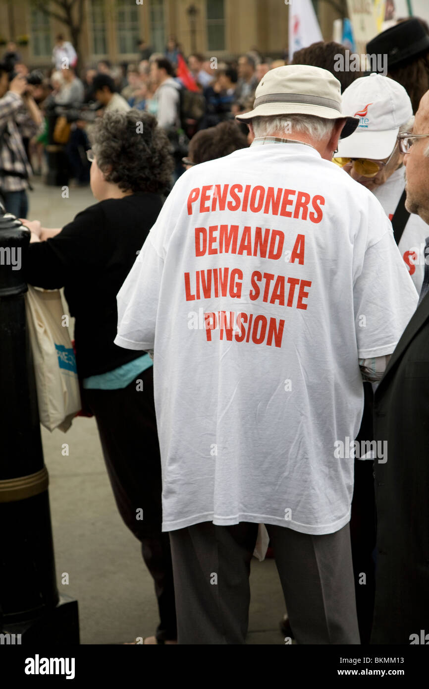 Mai 24 mars et rassemblement à Trafalgar Square, 1er mai 2010 pensionné protester contre les pensions de l'état bas Banque D'Images