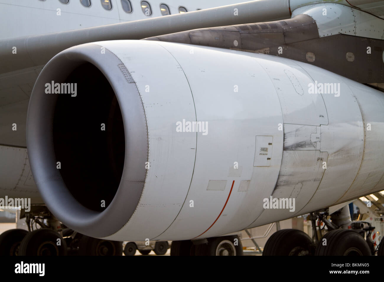 Un gros plan d'un moteur à réaction à partir d'un avion commercial, prise juste après la sortie de l'avion. Banque D'Images