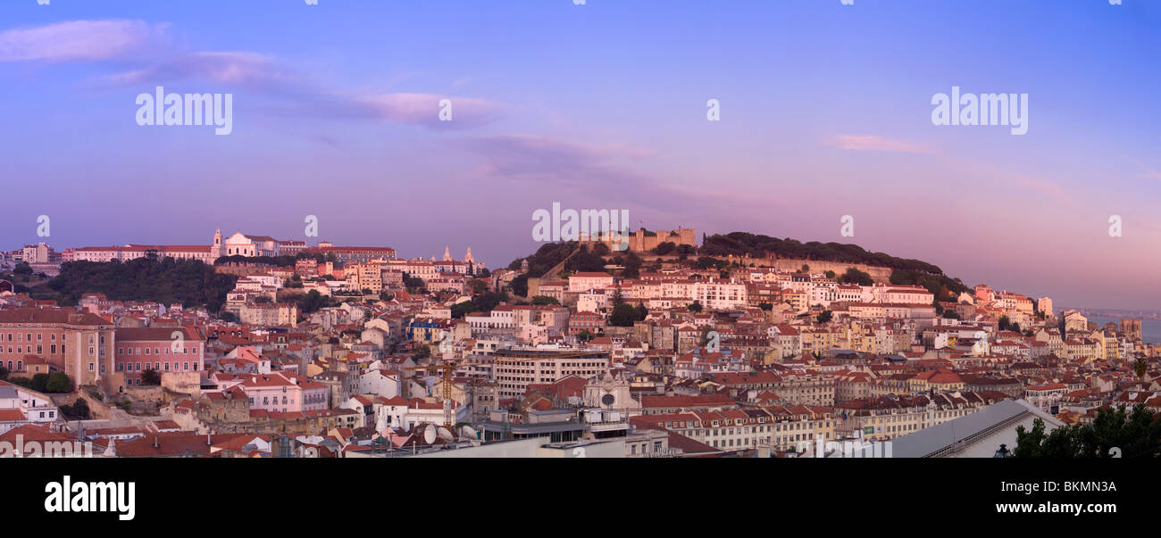 Vue panoramique de la vieille ville et d'alfama au crépuscule, Lisbonne, Portugal Banque D'Images