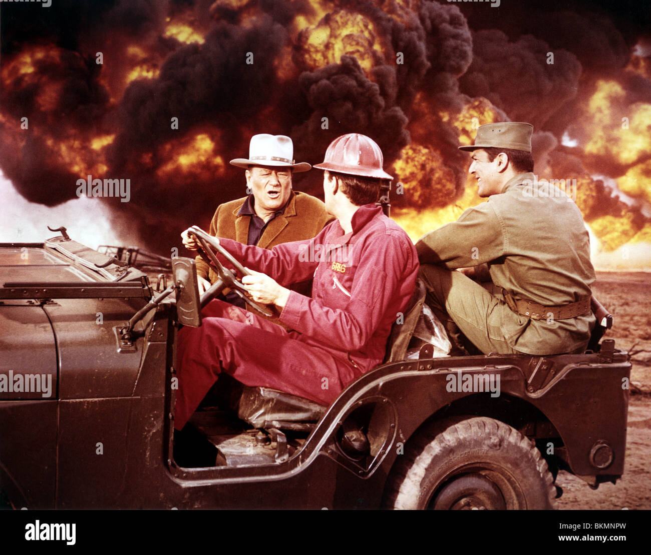 HELLFIGHTERS (1968) JOHN WAYNE, JIM HUTTON DEMANDE CP 001 Banque D'Images