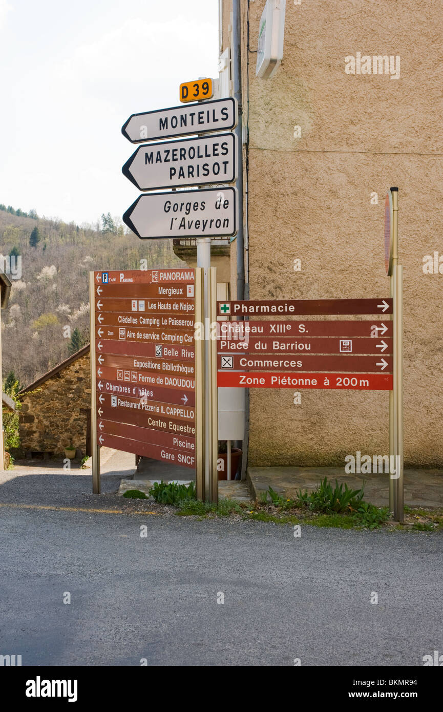 Des panneaux de direction de la rue dans le centre historique de ville Bastide de Najac Aveyron Midi-Pyrénées France Banque D'Images