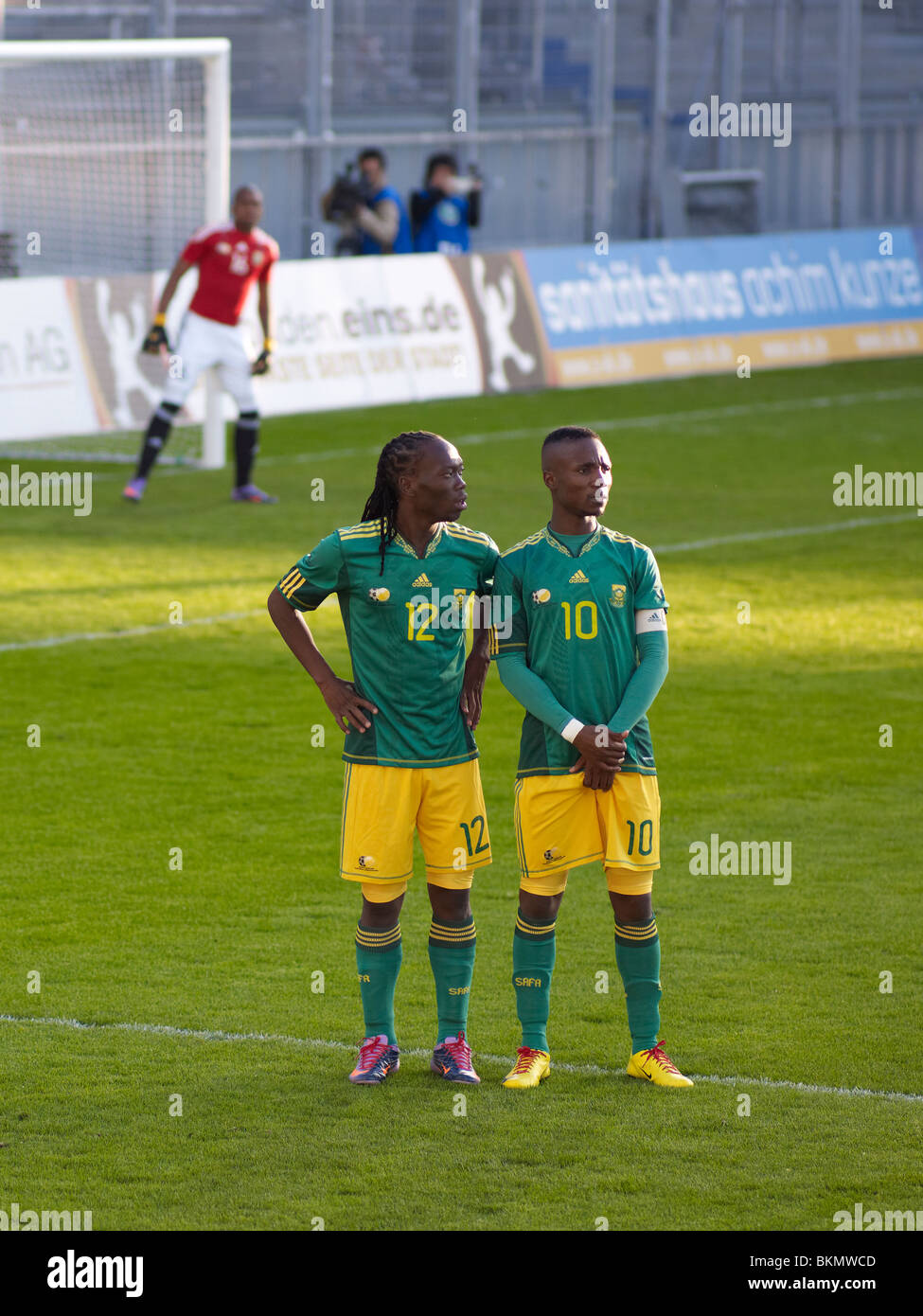 L'équipe nationale d'Afrique du Sud 2010 des essais dans un match contre l'équipe de la Corée du Nord,12,Reneilwe Letsholonyane 10 Steven Pienaar Banque D'Images