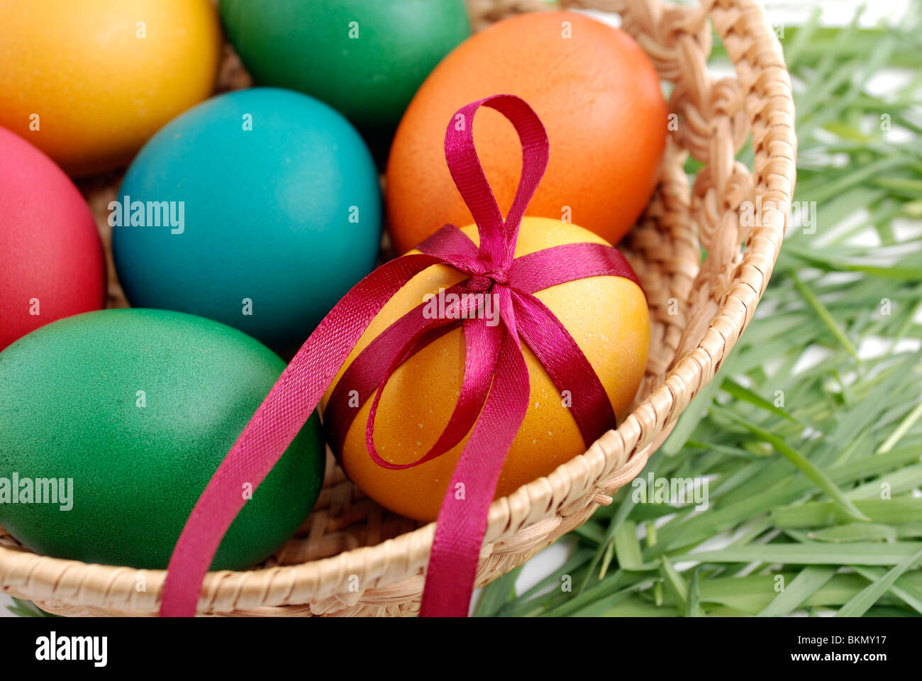 Autre couleur des oeufs de Pâques dans le panier Banque D'Images