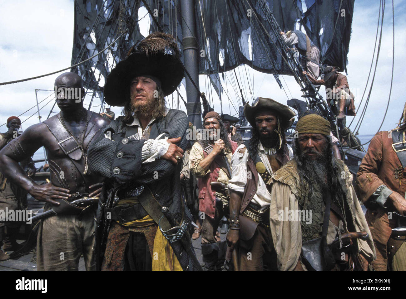 PIRATES DES CARAÏBES : LA MALÉDICTION DU BLACK PEARL (2003) Geoffrey Rush, Isaac C. SINGLETON JR DISNEY CRÉDIT CRIR 001-33 Banque D'Images