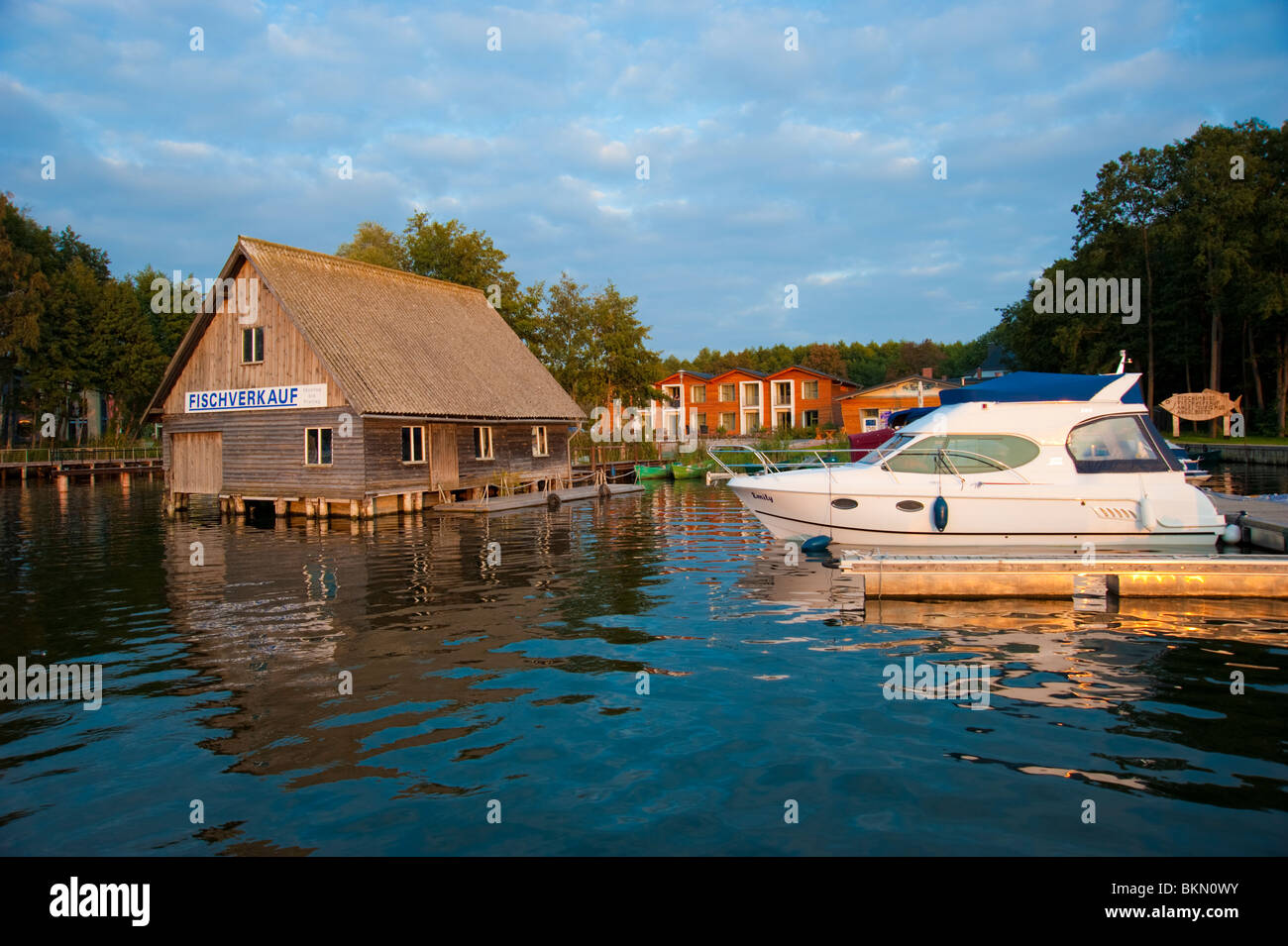 Scène flottante avec la location-yachts à marina Le Richelieu près de Mecklembourg, Western-Pomerania Mueritz, Allemagne Banque D'Images