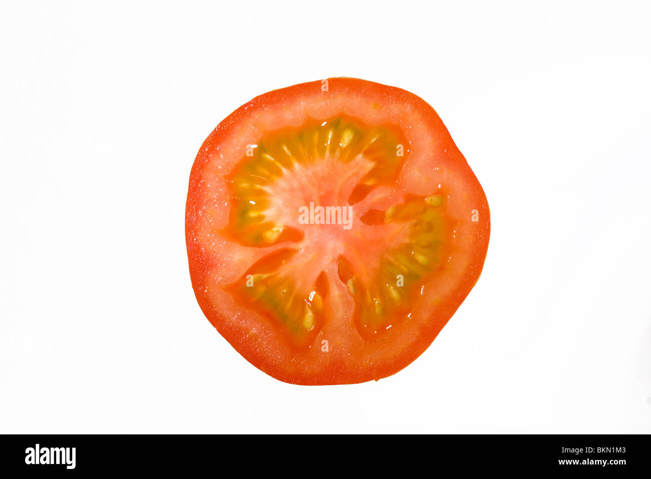 Macro d'une tranches de tomate rouge juteuse isolated on white Banque D'Images