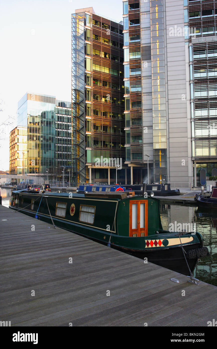 Tôt le matin, la paix et la tranquillité à Paddington Basin,un très gros projet de réaménagement et de construction en cours. Banque D'Images