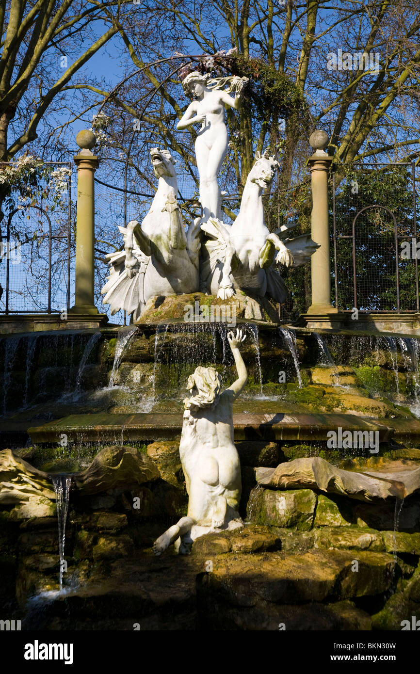 Des sculptures de marbre de nymphes de l'Italien / Roman studio d'Orazio Andreoni ; maintenant dans le jardin d'York House, Twickenham. UK Banque D'Images