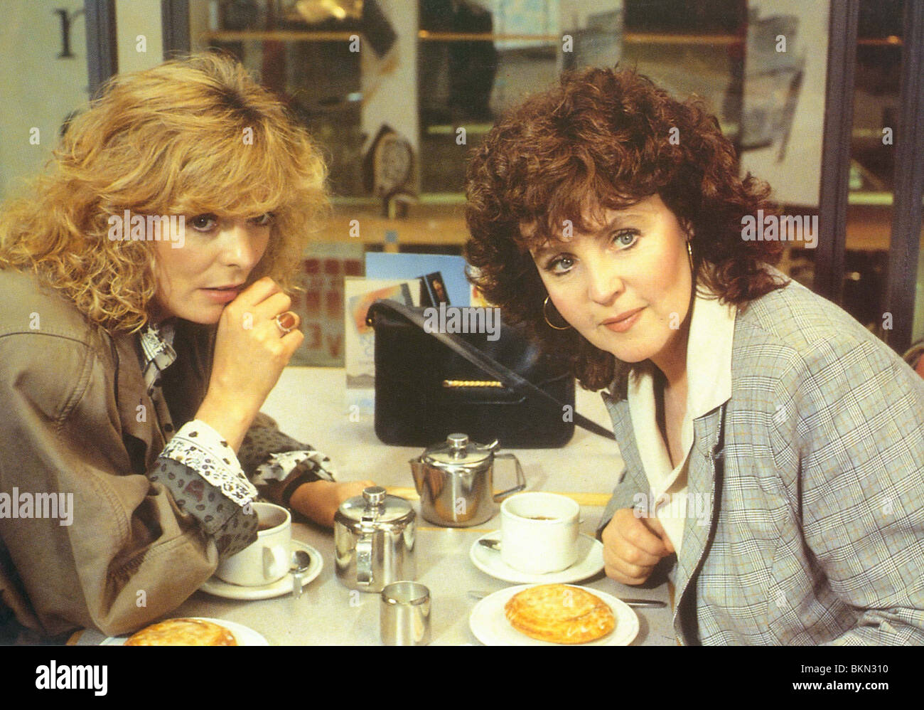 SHIRLEY Valentine (1989) Alison Steadman, PAULINE COLLINS SHV FOH 3235 Banque D'Images
