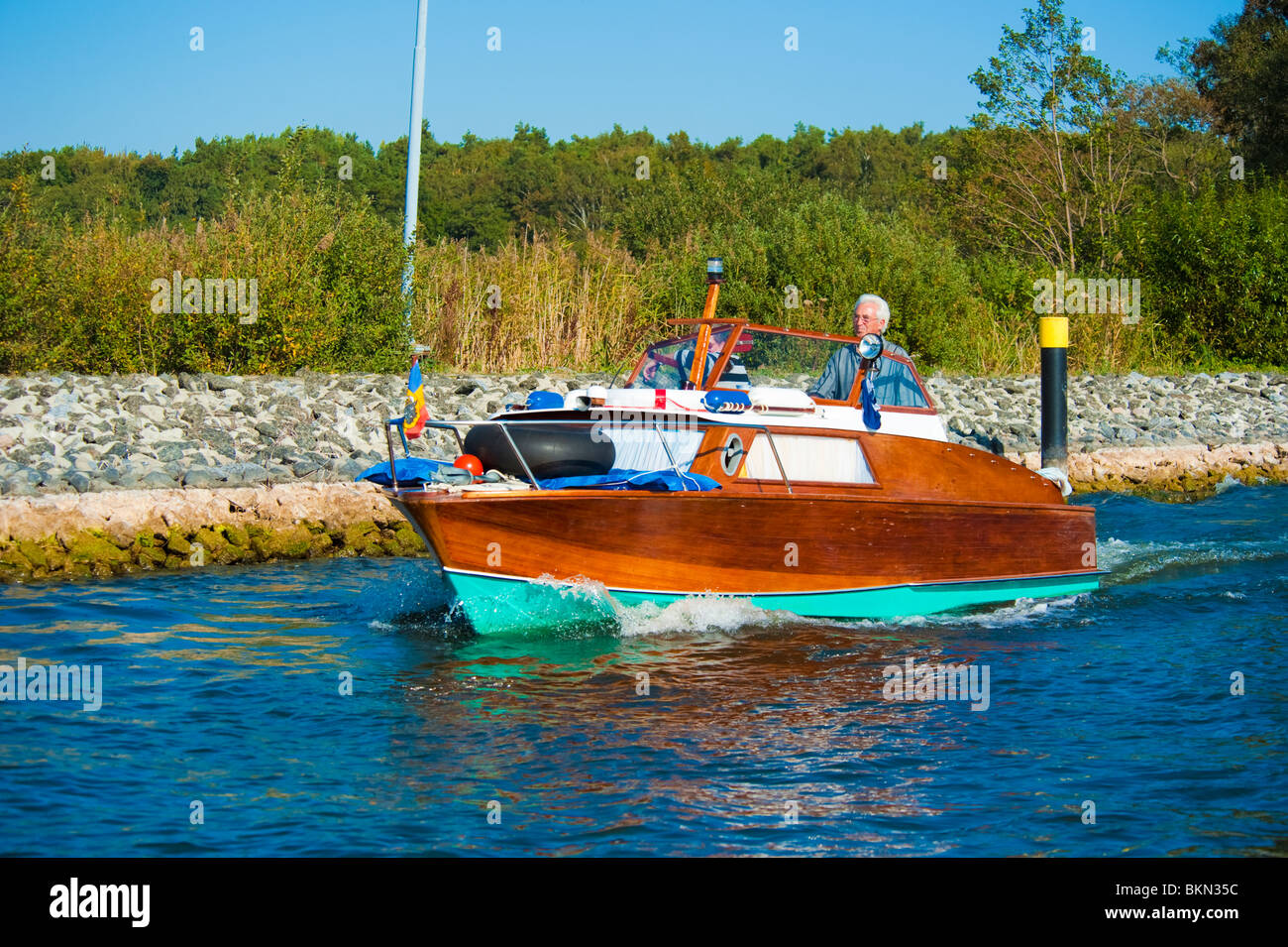 Vieux bateau en bois dans la région de canal près de Muritz, Western-Pomerania Mecklenburg, Allemagne Banque D'Images