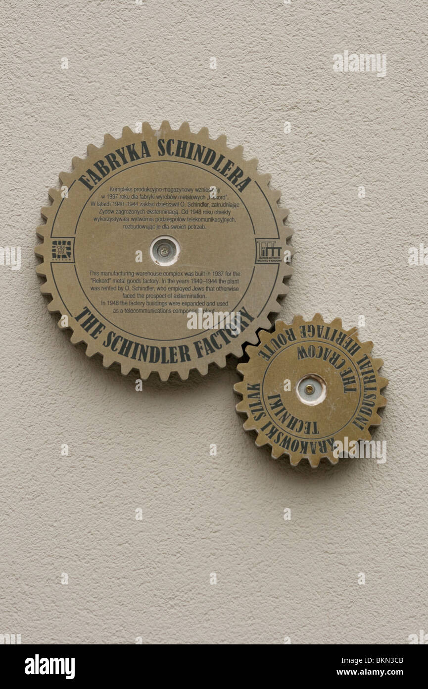 Metal moderne signe sur l'avant du musée Oskar Schindler et usine de Lipowa Street à Cracovie en Pologne Banque D'Images