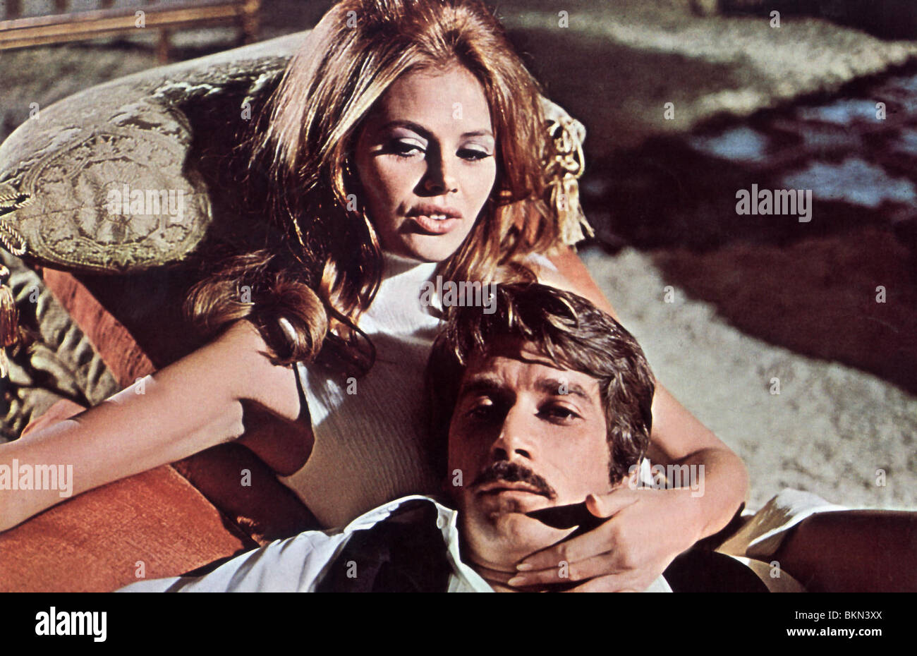 STILETTO (1969) BRITT EKLAND, ALEX CORD, BERNARD KOWALSKI (DIR) FOH 008STIL Banque D'Images