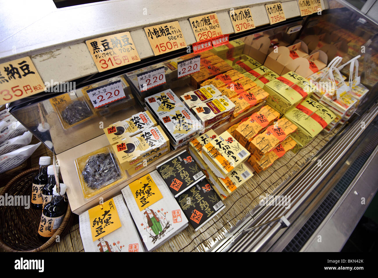 Différents types de natto dans la boutique à Mito Mito, Natto Tengu, Ibaraki Pref, Japon, le 17 avril 2010. Banque D'Images