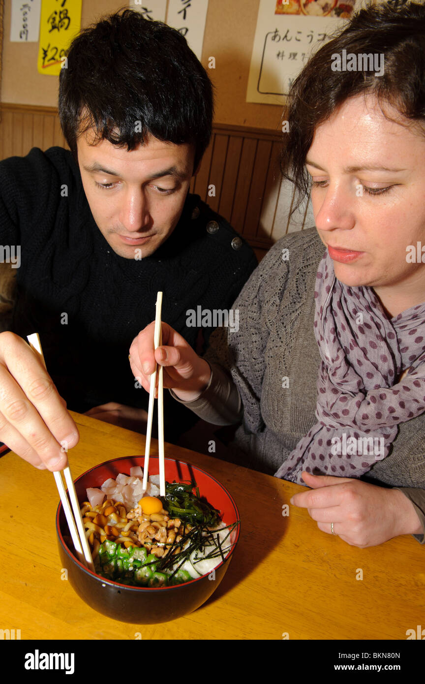 Jess et Anthony essayez un plat à base de natto et divers ingrédients visqueux, Natto restaurant, Mito, Japon Banque D'Images