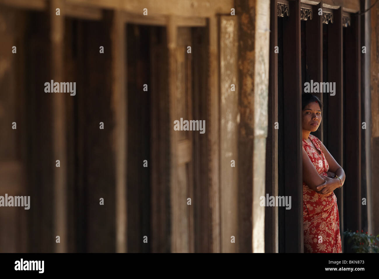 Une femme se tient à la porte de sa maison à Bandipur, Népal le jeudi 29 octobre, 2009. Banque D'Images