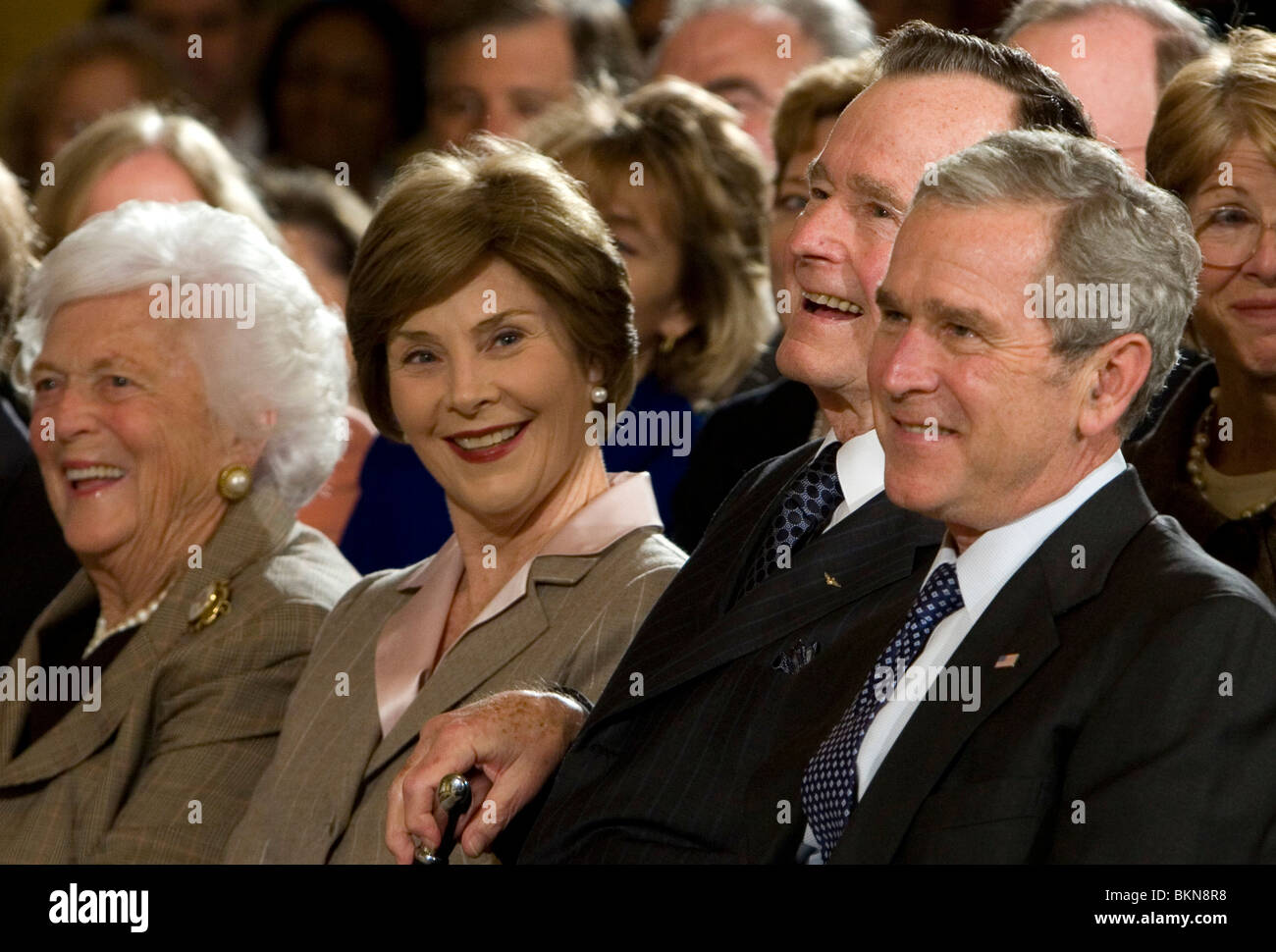 Le Président George W Bush, l'ancien président George Bush, la Première dame Laura Bush et ex-Première Dame Barbara Bush. Banque D'Images