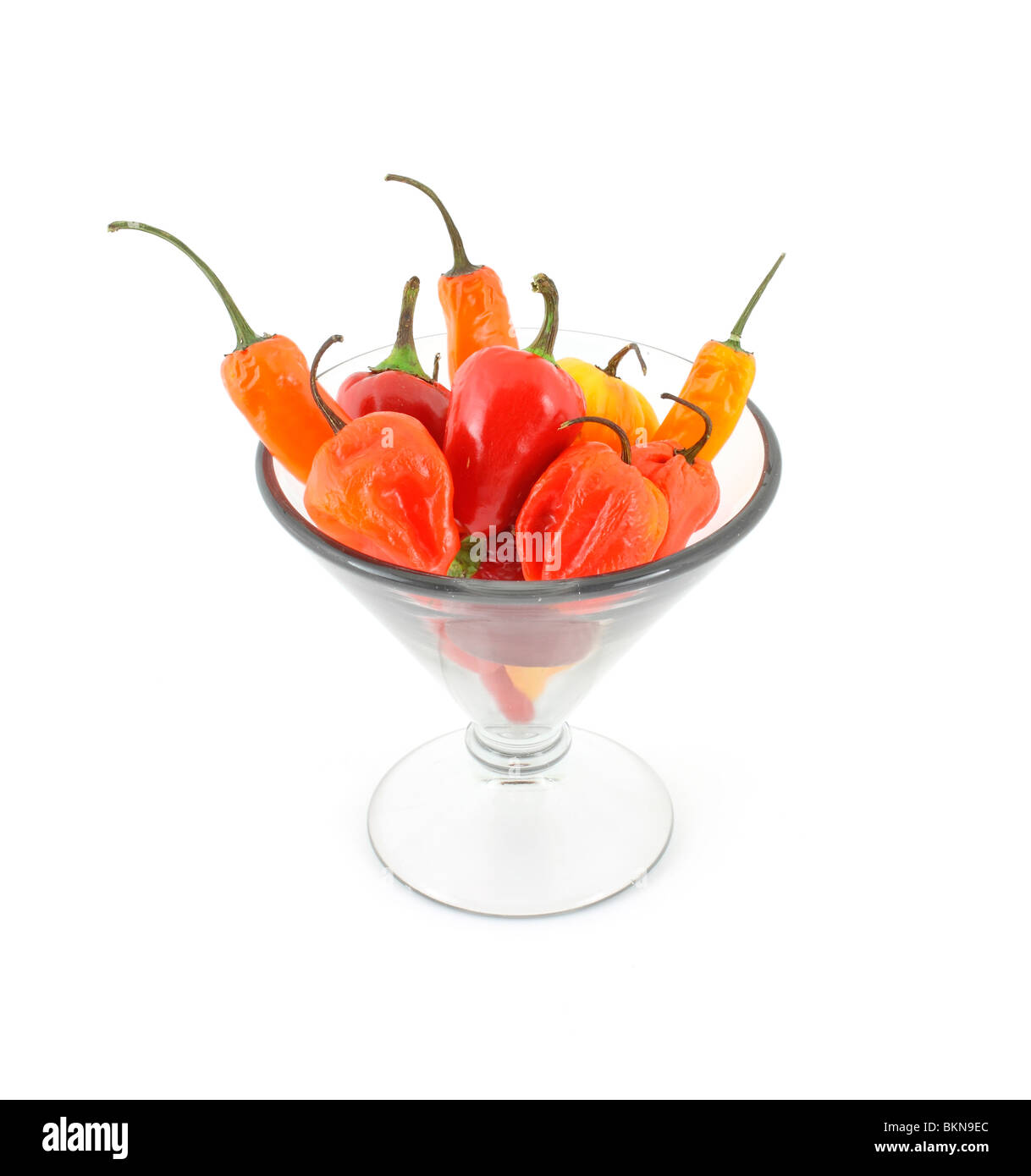 Assortiment de piments chili dans un grand verre à martini Banque D'Images